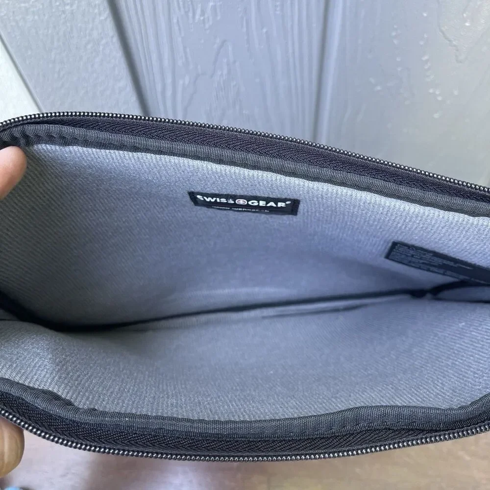 Swiss Gear Wenger Lunar Black And Red Tablet Sleeve Pouch Zipper Closure